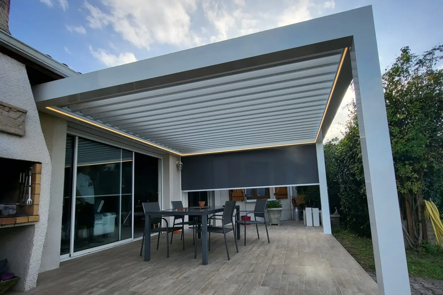 Pergola bioclimatique blanche avec screen et led au bouscat