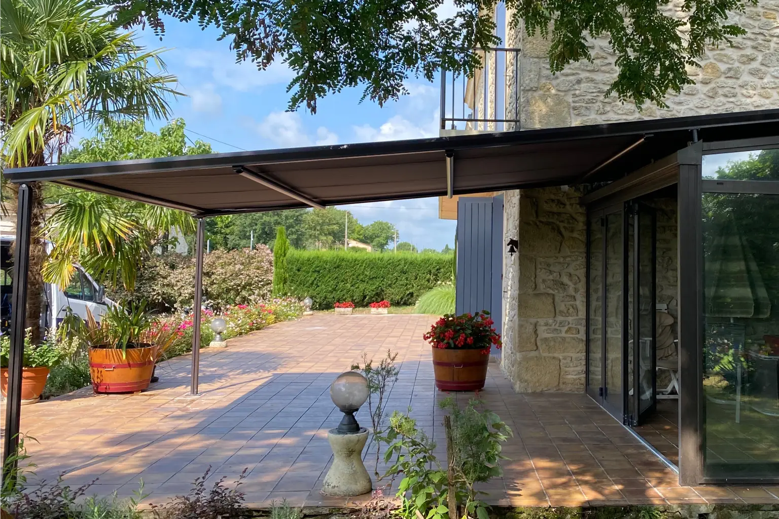 Pergola à toile enroulable sur véranda dans le lot et garonne