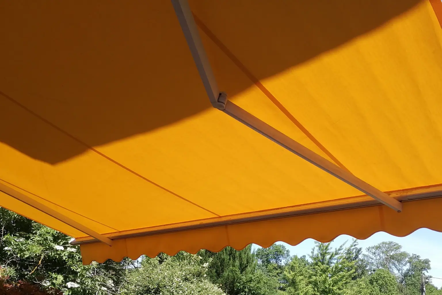 Changement de toile de store banne orange à Pessac