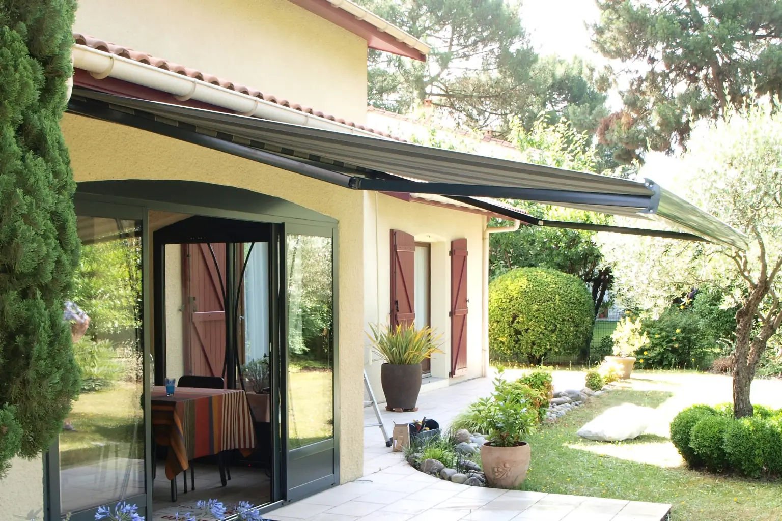 installation de store banne manuel sur maison traditionnelle à saint médard en jalle
