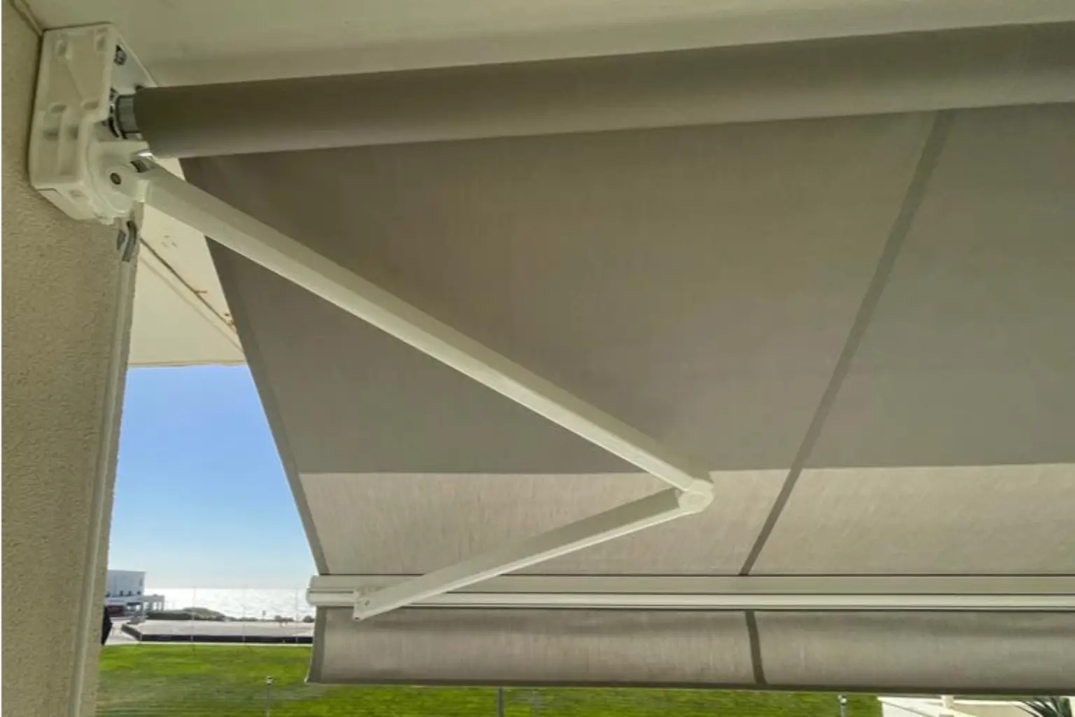 Store loggia toile Dickson gris clair sur balcon à Biscarrosse