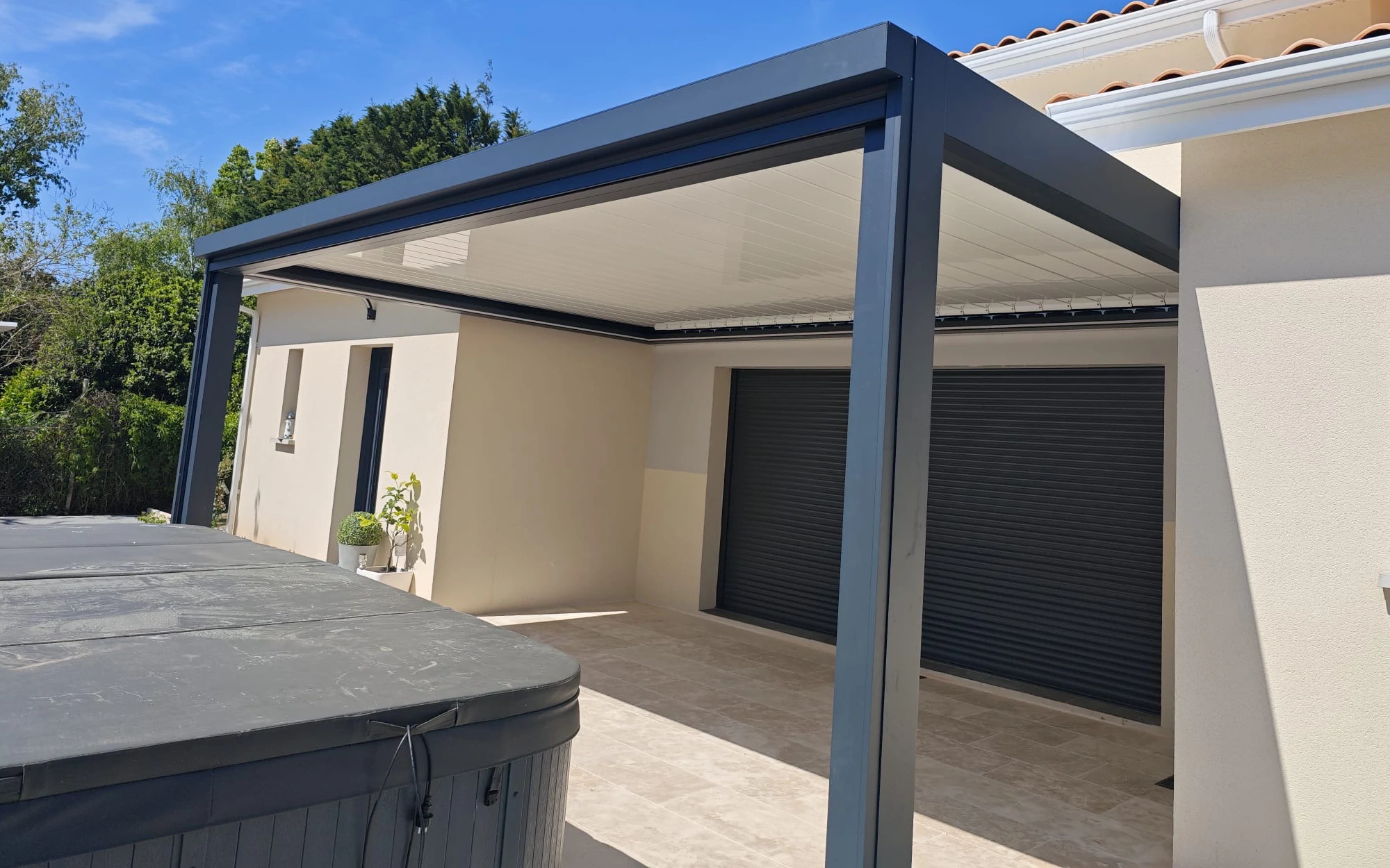Pergola bioclimatique aluminium installée à Mérignac sur terrasse en béton