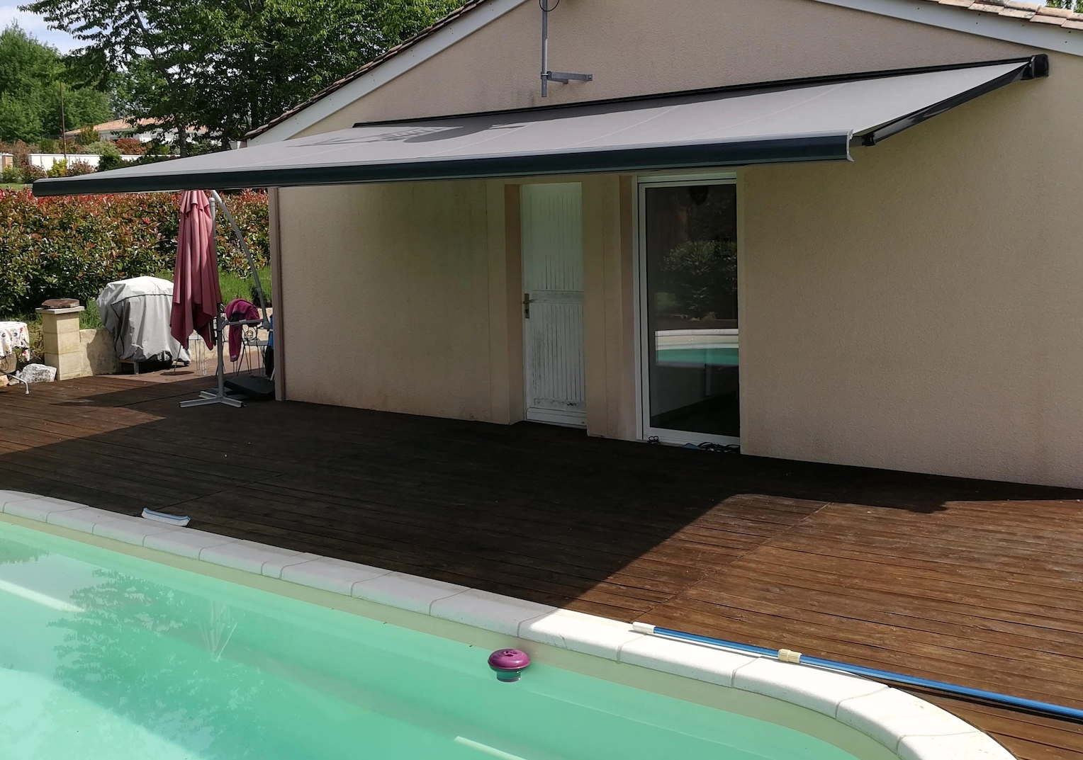 Store banne coffre complet 5 m x 3,50 m à Pessac avec caisson gris anthracite et toile Dickson gris anthracite