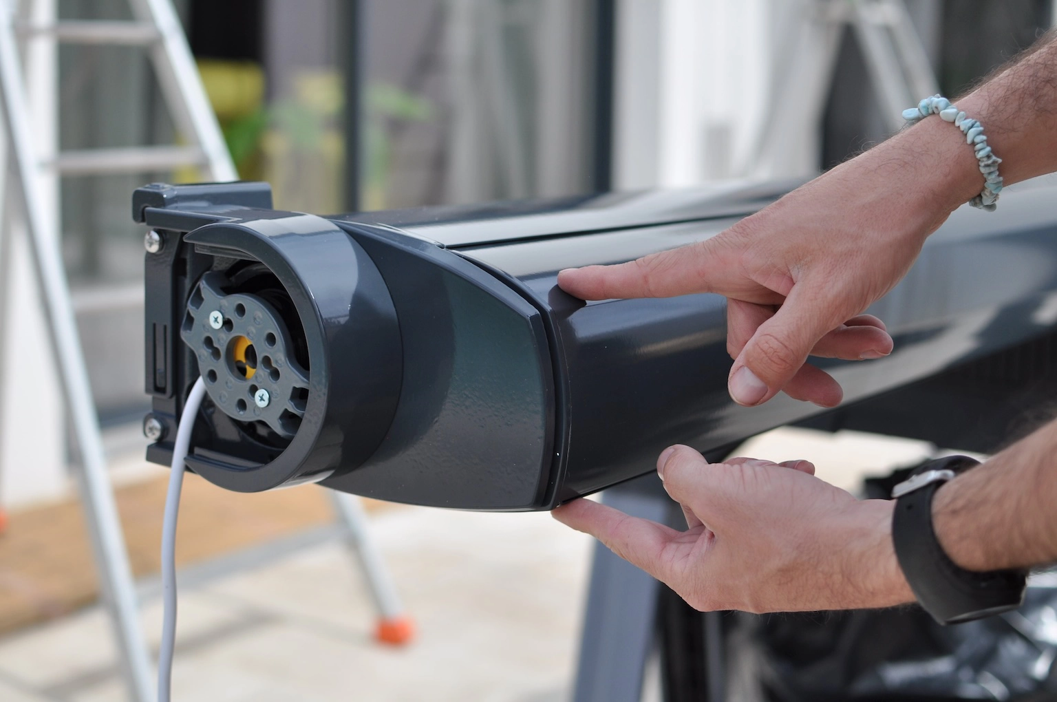 Détail du caisson gris anthracite du store banne installé à Pessac