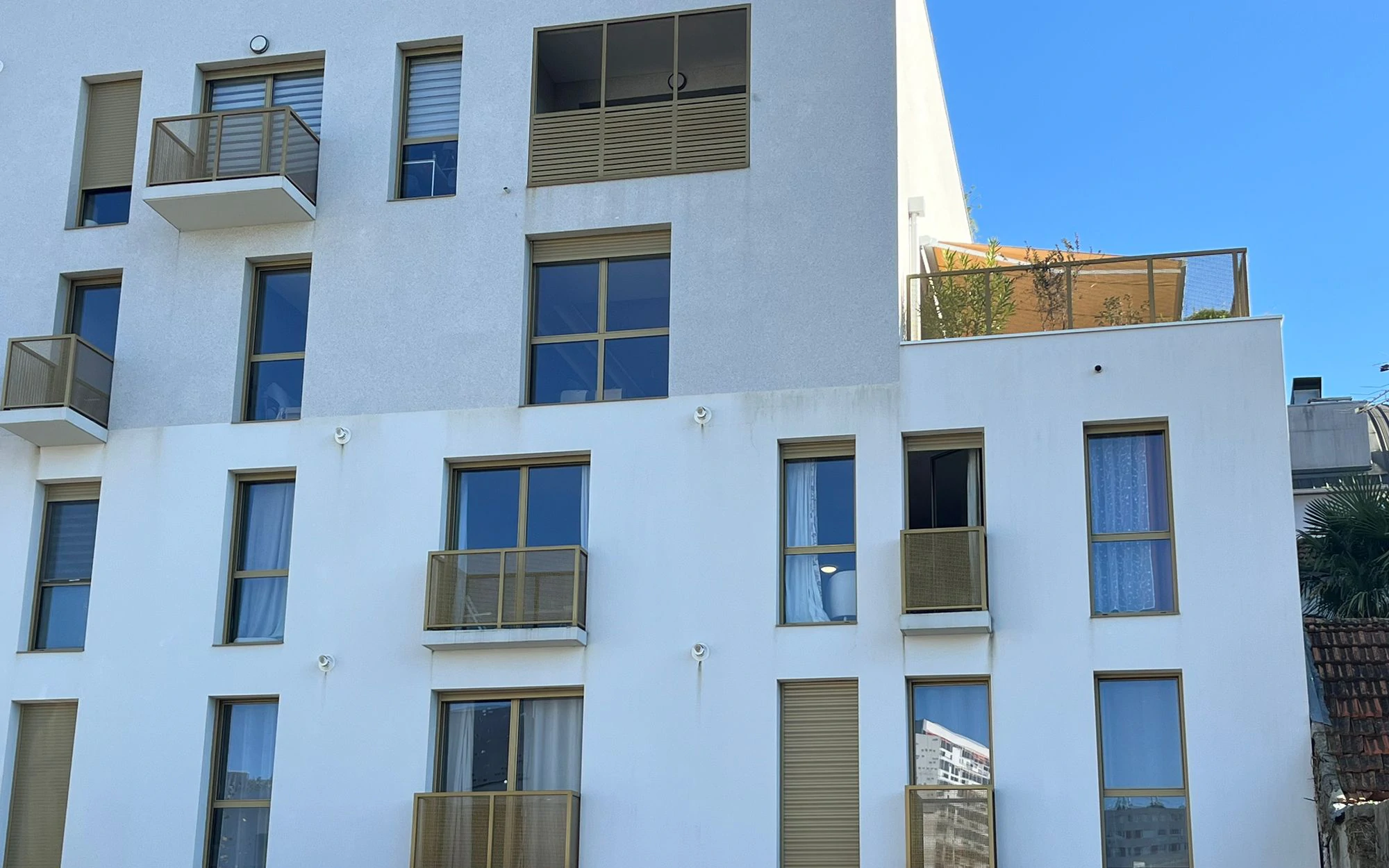 Installation store banne coffre compact sur balcon à Villenave-d’Ornon