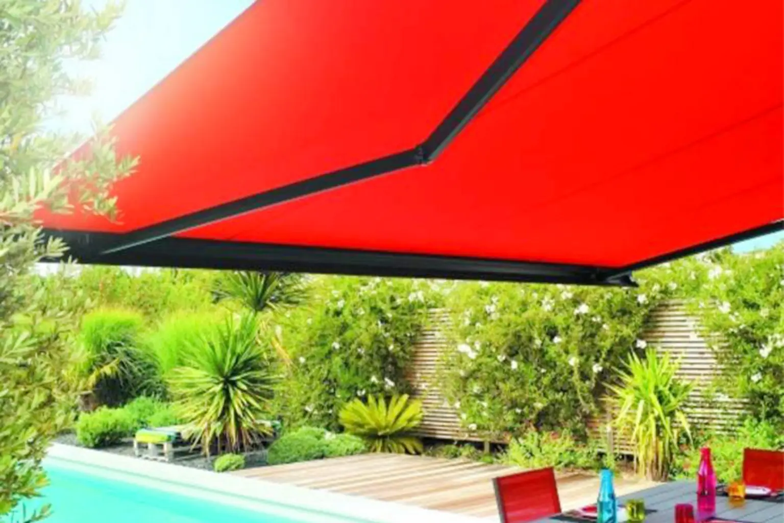 store banne motorisé installé sur terrasse de maison moderne à Pessac