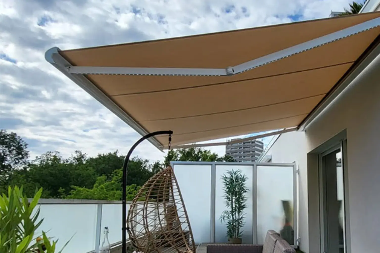 store banne motorisé avec led couvrant coin salon extérieur à Begles