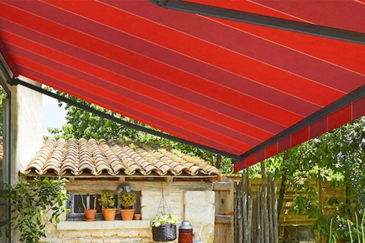 installation de store banne motorisé sur maison traditionnelle