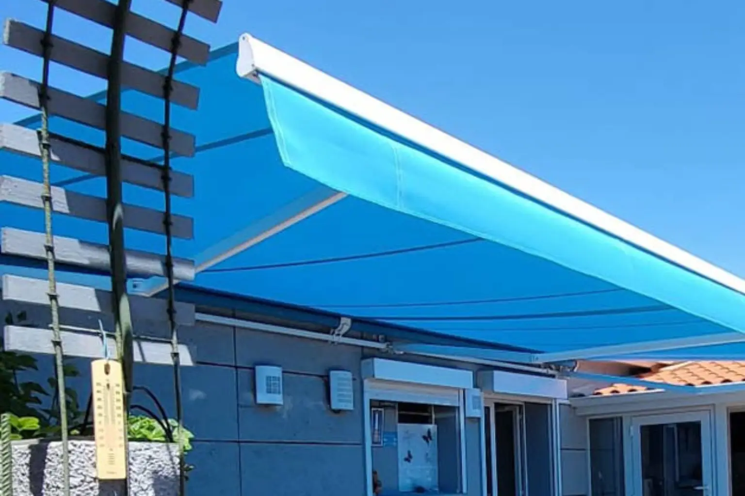 Store monobloc 7x3 sur maison béton à Soulac sur mer