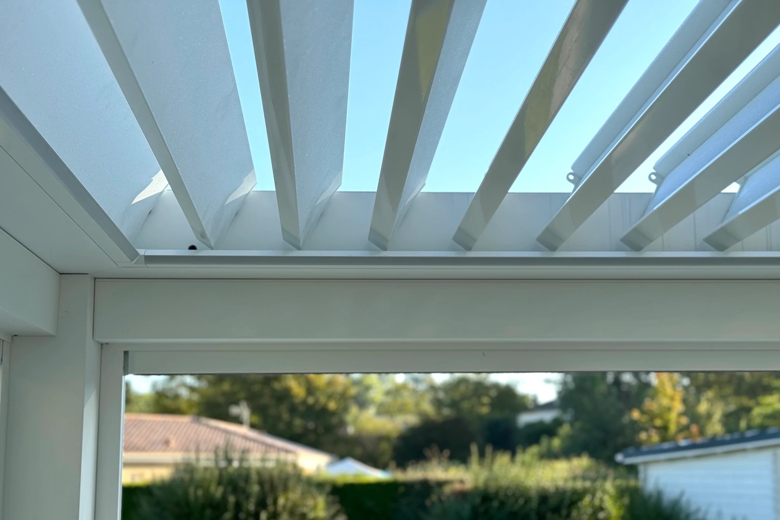 Pergola bioclimatique aluminium terminée à Pessac