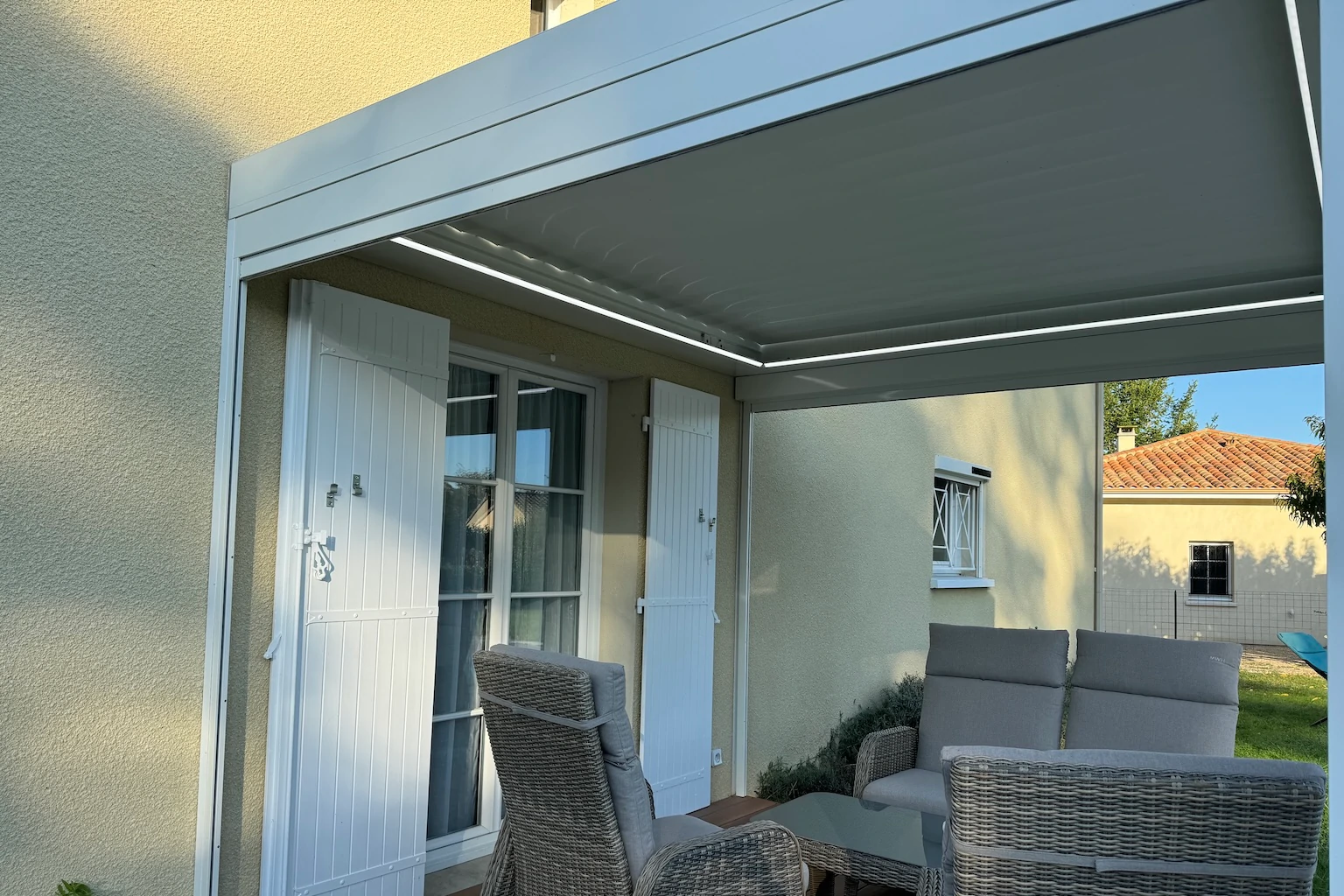 Pose de la pergola bioclimatique à Pessac par monstoriste.fr