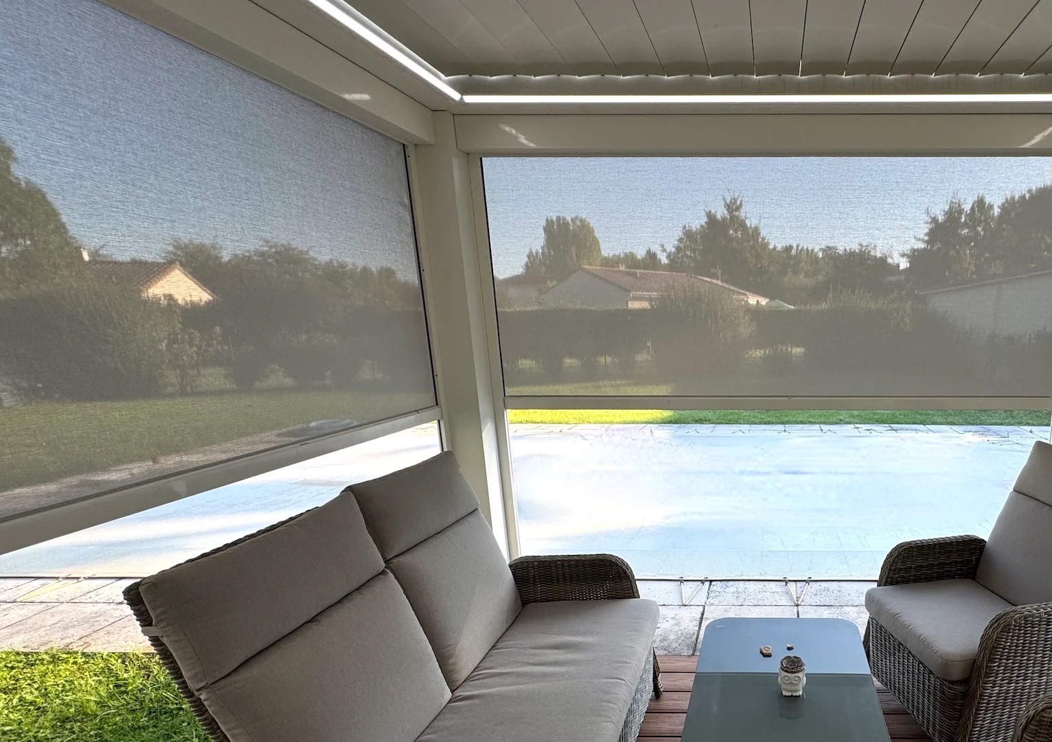 Installation de pergola bioclimatique aluminium à Pessac sur terrasse bois