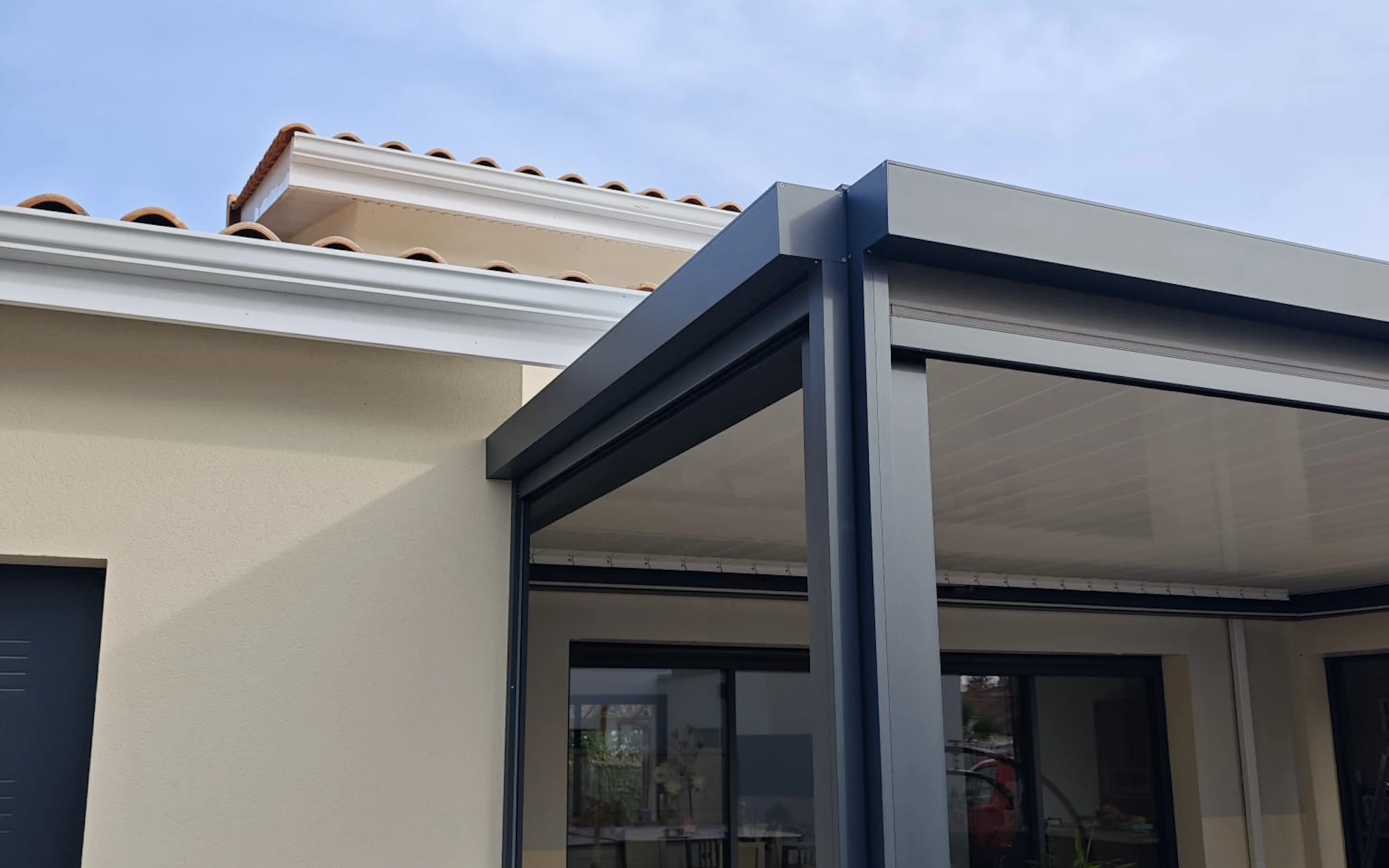 Installation de pergola avec stores zip latéraux à Talence sur terrasse moderne